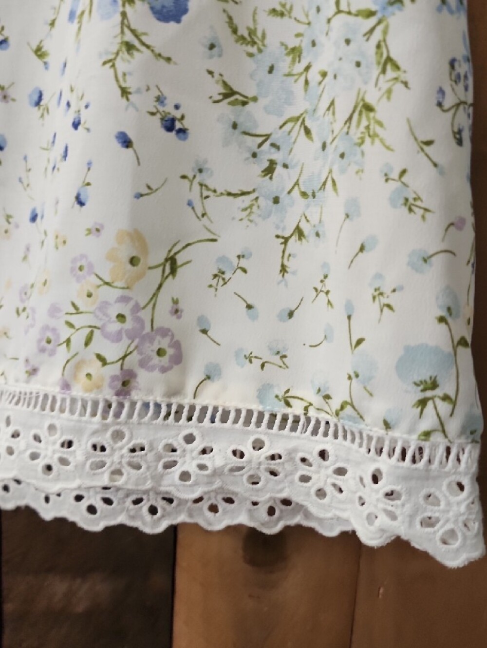 Hem & Thread White Floral Square-Neck Lace-Hem Tank Size L - Picture 6 of 7